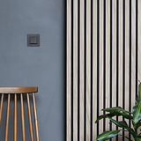 2x Interruttore a Bilanciere Singolo - Bronzo Nero su parete grigia per utilizzo con interruttore singolo e dimmer.