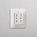 Presa a muro Modulo Singolo 2x Bipasso in Trasparente Bianco per Prese Singole e Moduli, montata su parete bianca.