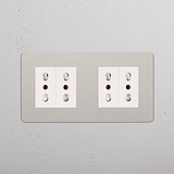 Modulo Doppio 4x Bipasso nell'elegante finitura Nichel Lucido Bianco, caratterizzato da quattro prese elettriche bianche.