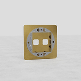 Placca Singola con Doppio Slot in Ottone Antico - Elemento Decorativo Classico Europeo su Sfondo Bianco