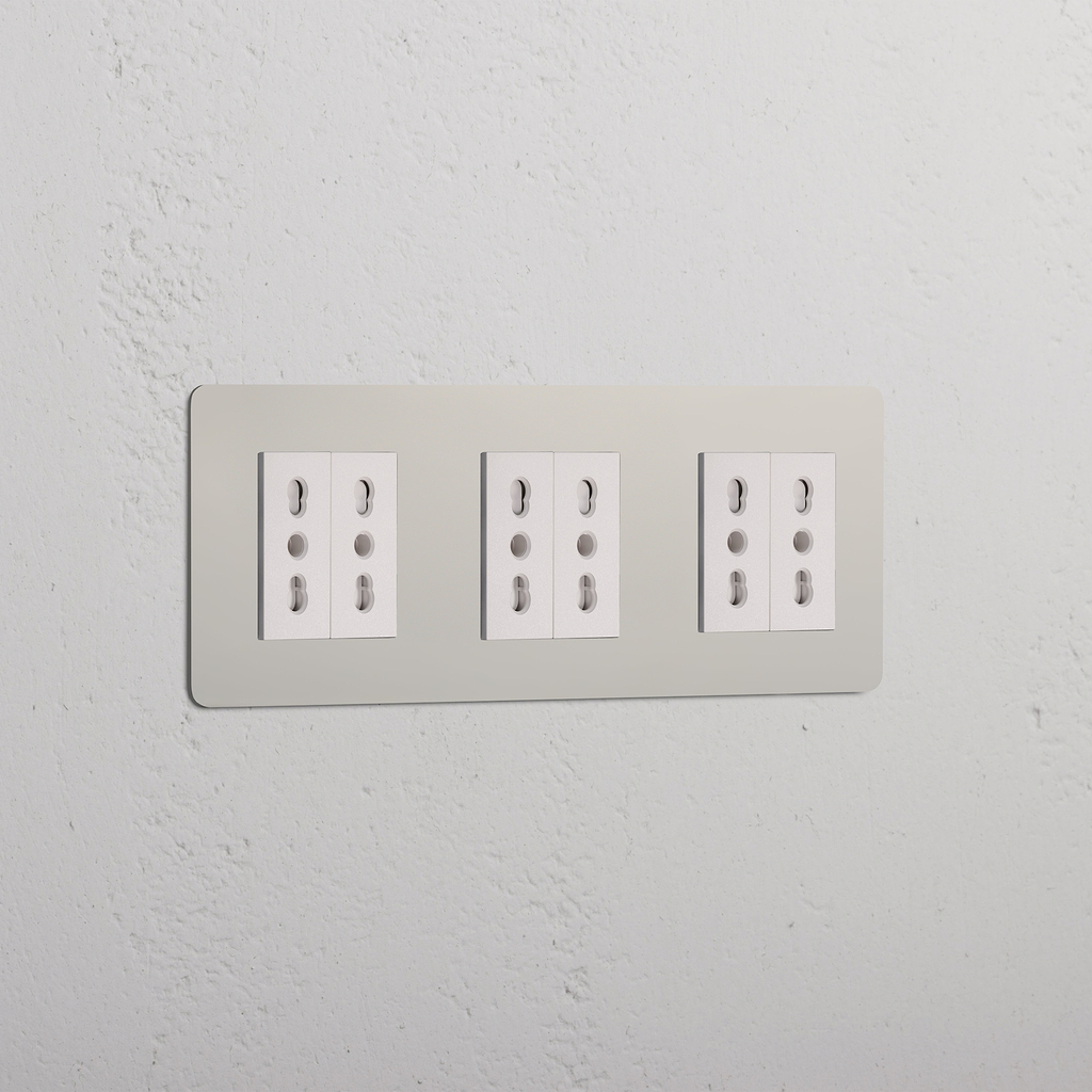 Modulo elettrico triplo con sei prese Bipasso bianche, caratterizzato da un'elegante finitura Nichel Lucido Bianco.