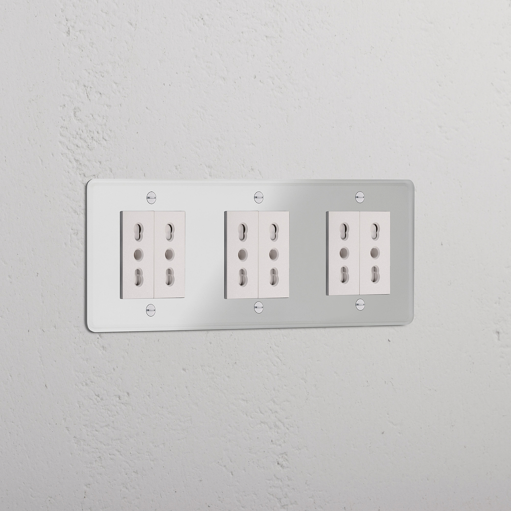 Prese Triplo Modulo Triplo 6x Bipasso, finitura Trasparente Bianco, per una connettività elettrica efficiente.