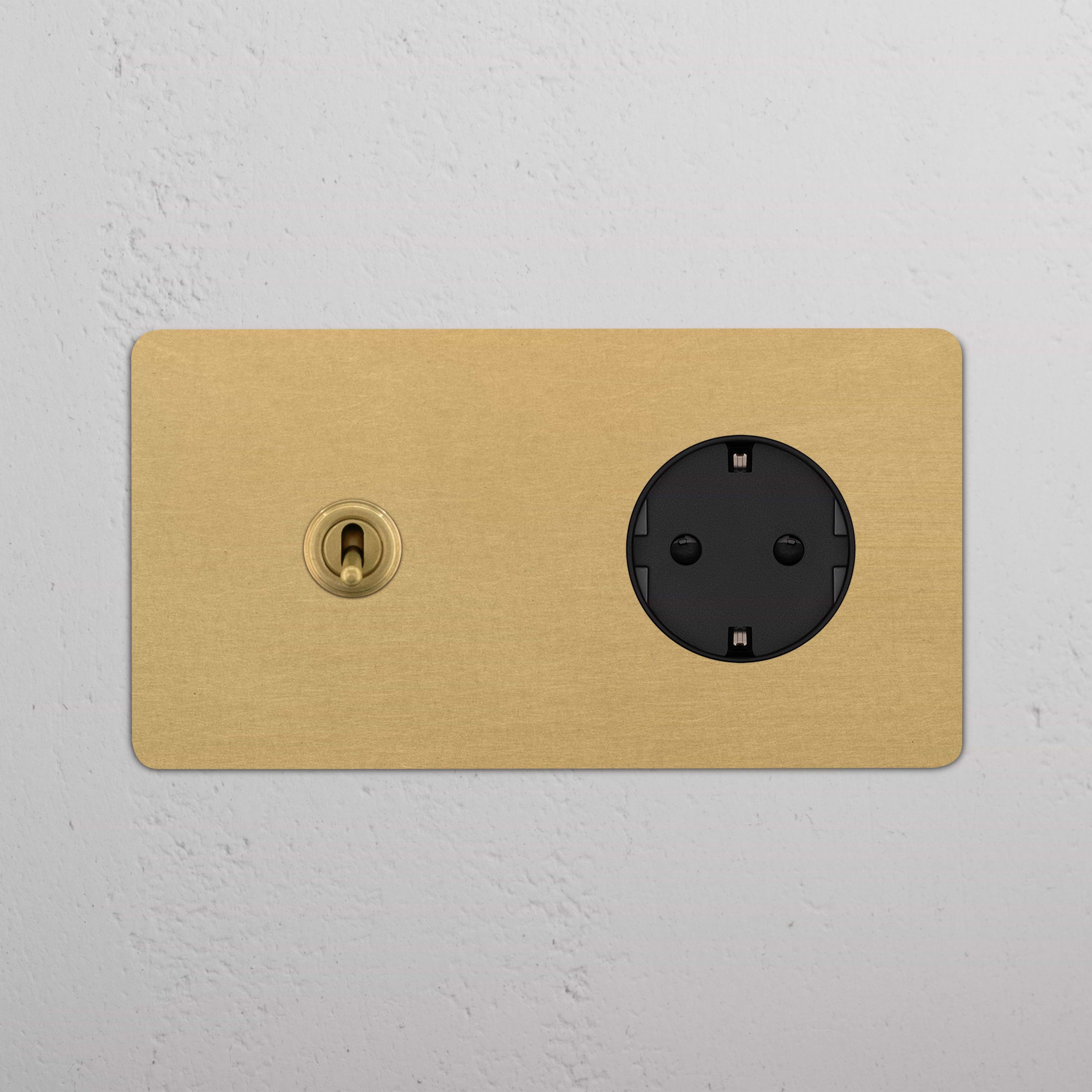 Doppio Modulo Levetta & Schuko Tondo in Ottone Antico Nero, combina elegantemente doppia presa e interruttore a levetta.