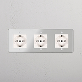 Prese elettriche bianche 'Modulo Triplo 3x Schuko/Bipasso' su una parete grigia, per uno stile funzionale.