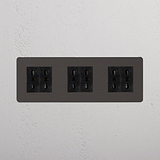 Prese elettriche Modulo Triplo 6x Bipasso in finitura Bronzo Nero su parete bianca testurizzata.