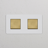 Interruttore a bilanciere doppio in finitura Bianco Ottone Anticato, parte della collezione Interruttori e Dimmer Doppi.