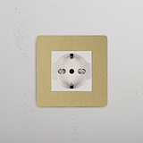 Presa Modulo Singolo Schuko/Bipasso finitura Ottone Antico Bianco su parete bianca materica.