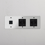 Modulo 'Modulo Triplo USB 30W & 4x Bipasso' nero trasparente montato su una parete bianca, dotato di prese triple.