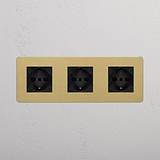 Modulo Triplo 3x Schuko/Bipasso - Ottone Antico Nero con tre uscite nere su pannello beige.