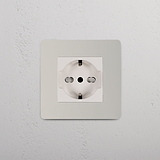 Elegante presa Modulo Singolo Schuko/Bipasso, finitura Nichel Lucido Bianco, per moduli singoli e prese di corrente.