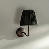 Applique media Malvern in Verde Scuro, angolata e fissata al muro