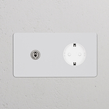 Doppio interruttore a leva e modulo Schuko Tipo F Tondo finitura Pitturabile Nichel Lucido Bianco su parete.