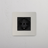 Modulo Singolo Schuko/Bipasso in finitura Nichel Lucido Nero, un modulo a presa singola per connessioni elettriche versatili.