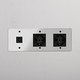 Elegante Modulo Triplo USB da 30 W e 2 moduli di alimentazione Schuko/Bipasso con finitura Trasparente Nero sulla parete.