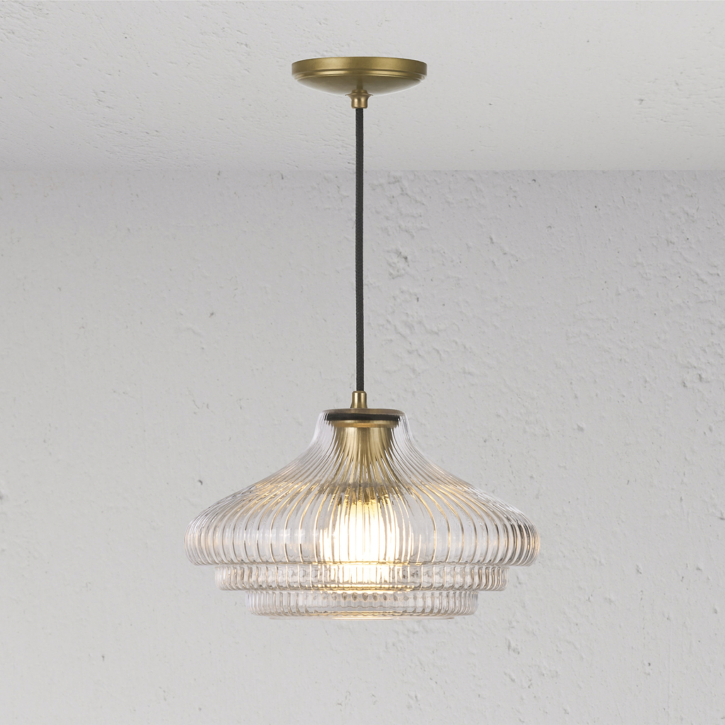 Brookfield Lampadario Medio in Vetro Scanalato - lampadario in vetro scanalato con dettagli in ottone anticato, montato a soffitto.