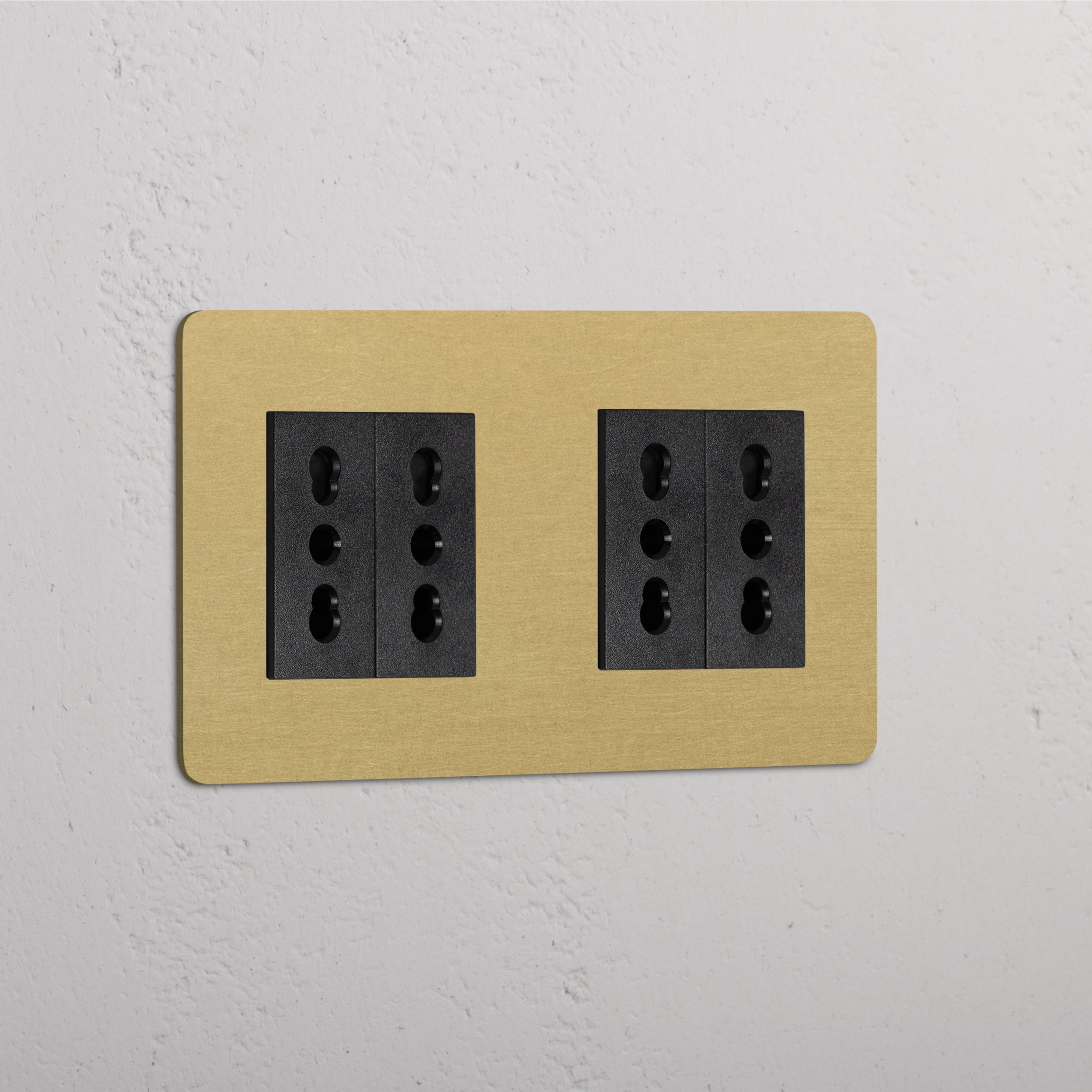 Modulo Doppio 4x Bipasso in Ottone Antico Nero, elegante modulo doppia presa per la connettività elettrica.