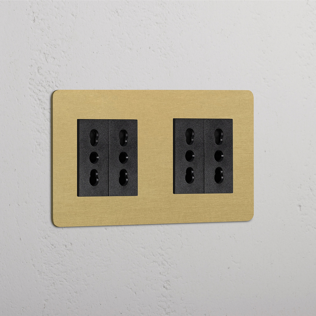Modulo Doppio 4x Bipasso in Ottone Antico Nero, elegante modulo doppia presa per la connettività elettrica.