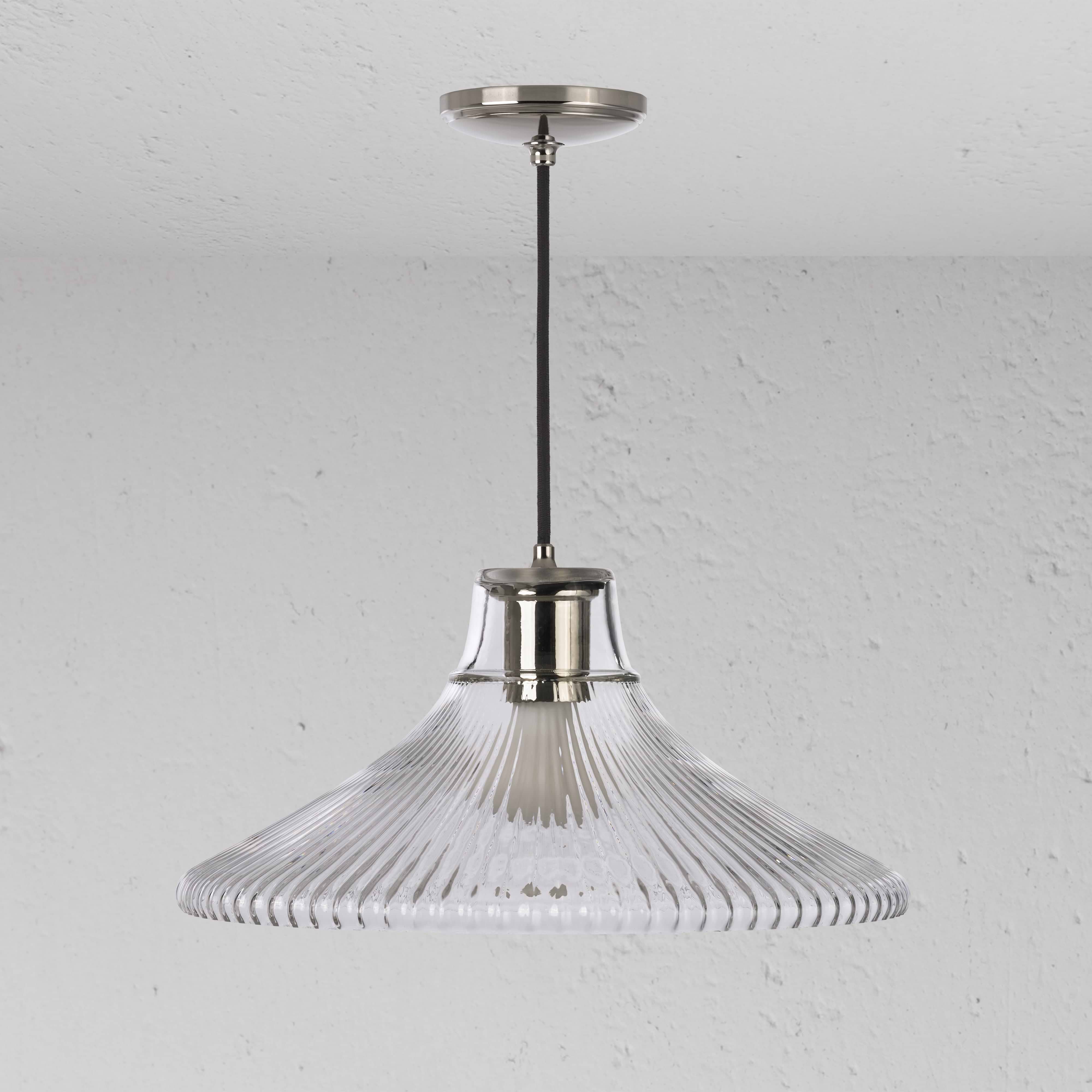 Hammersmith duża lampa wisząca z ryflowanym szkłem i polerowanym niklemowym zawieszeniem na białym suficie.