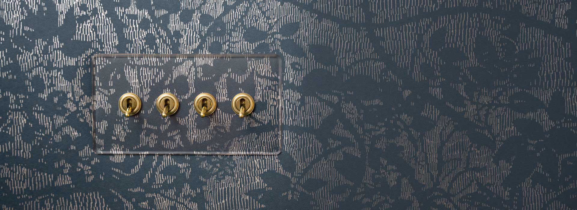 Latão Antigo Transparente – Embutidos Preto 
