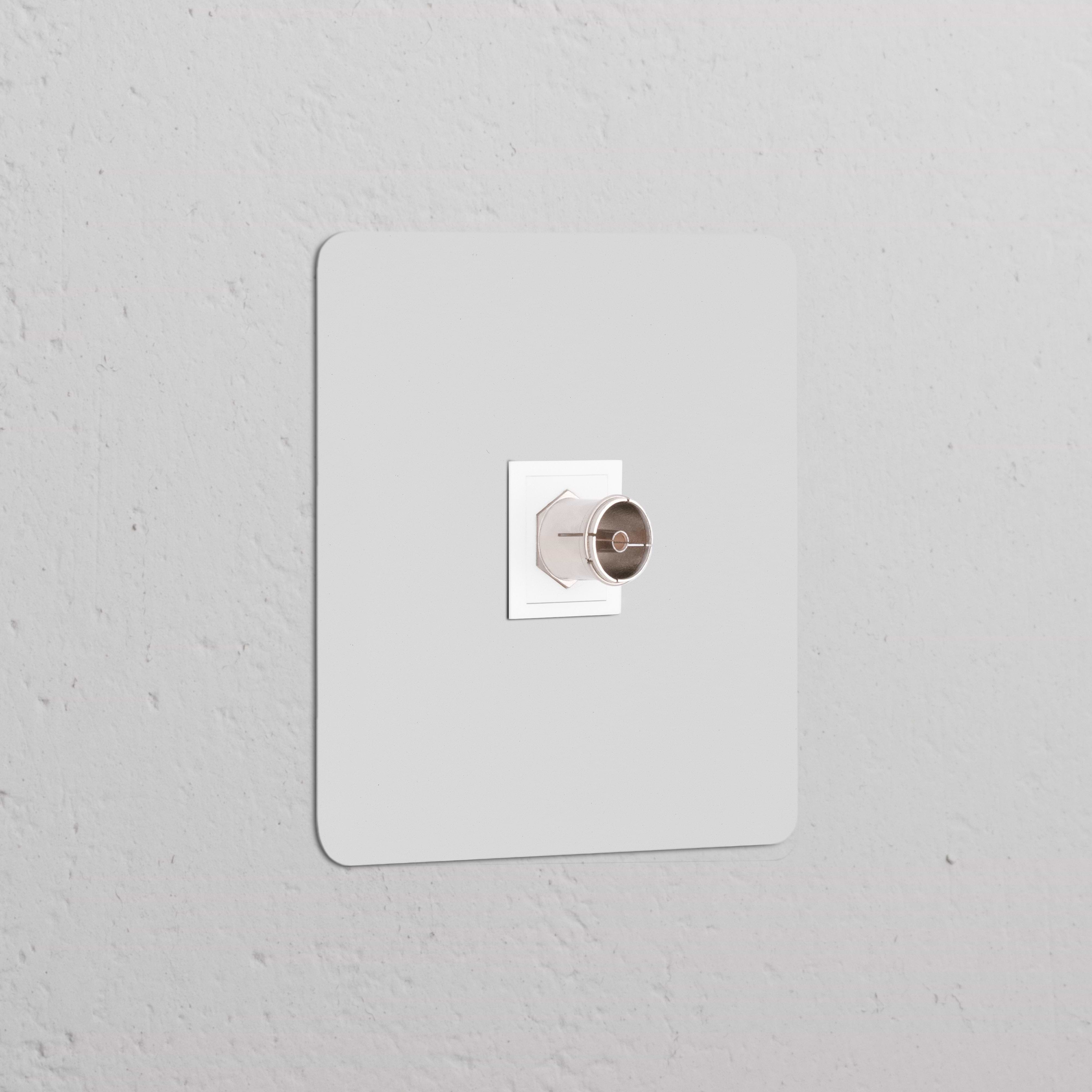 Módulo TV individual 'Pintável Branco', tomada de TV coaxial, montado em parede branca.