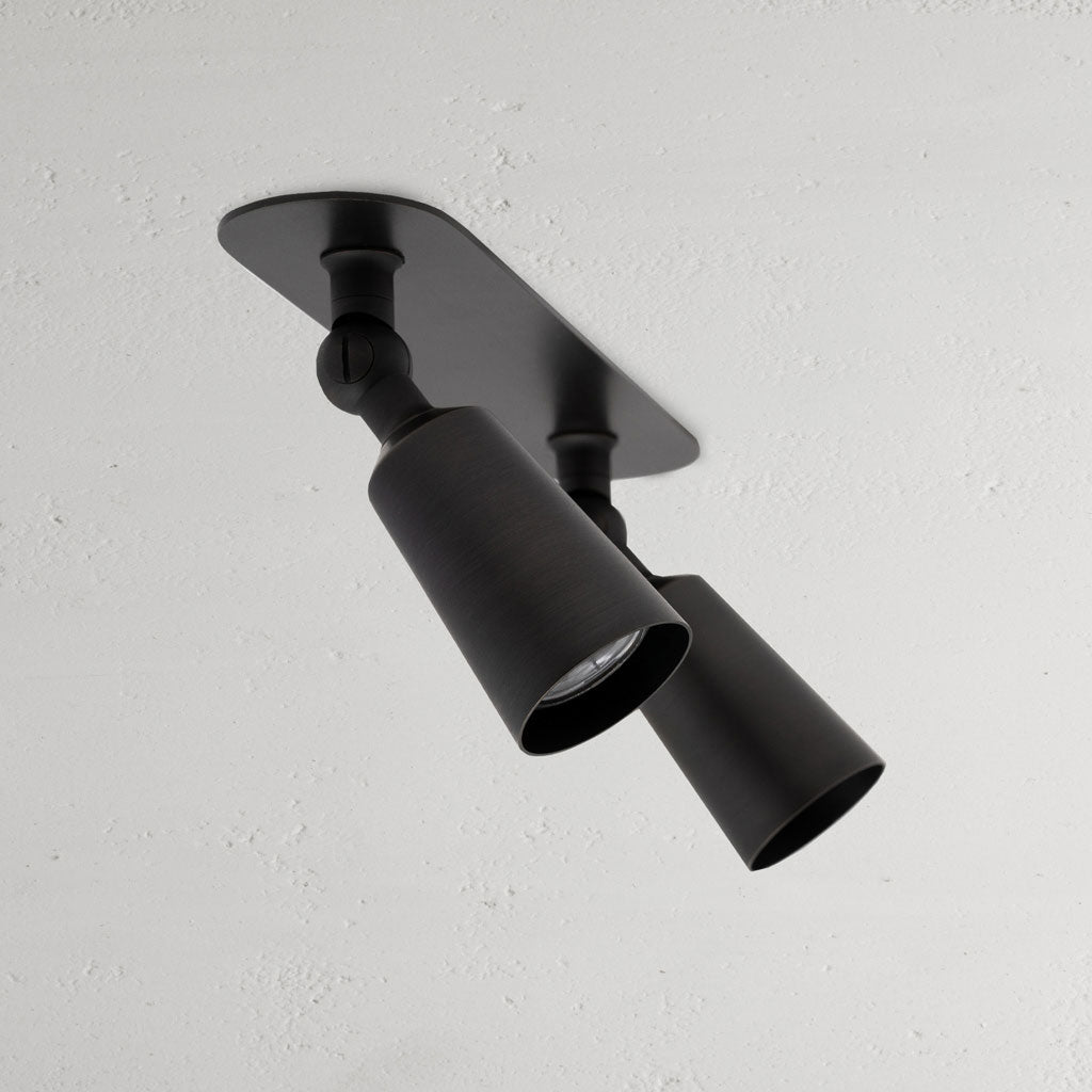 Foco duplo Perryn de designer Bronze em fundo branco