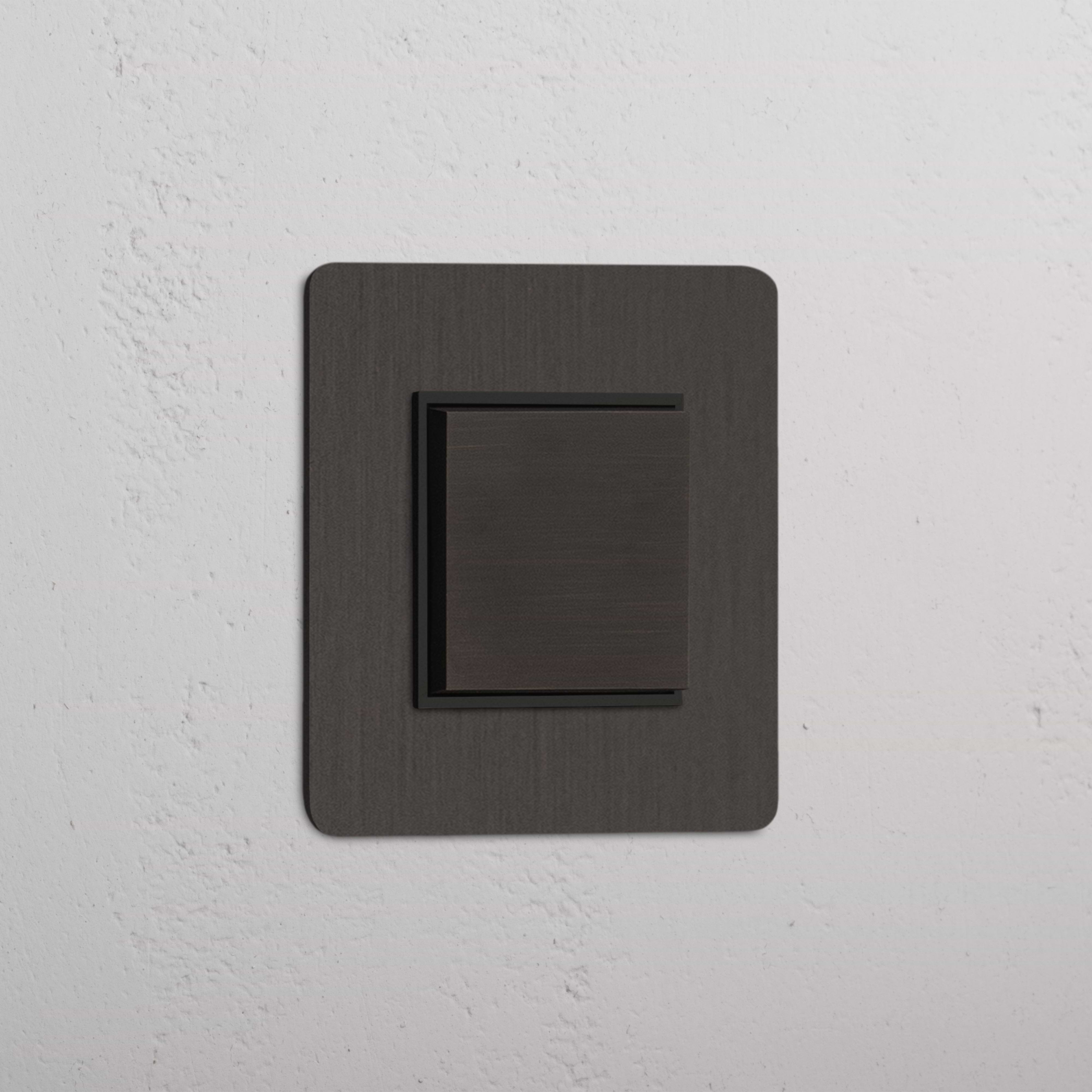 Interruptor basculante central em Bronze Preto - Controlo conveniente