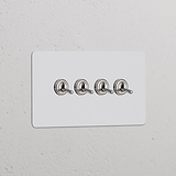 Quatro vias duplo interruptor articulado em níquel polido, pintável, em painel branco na parede texturizada.