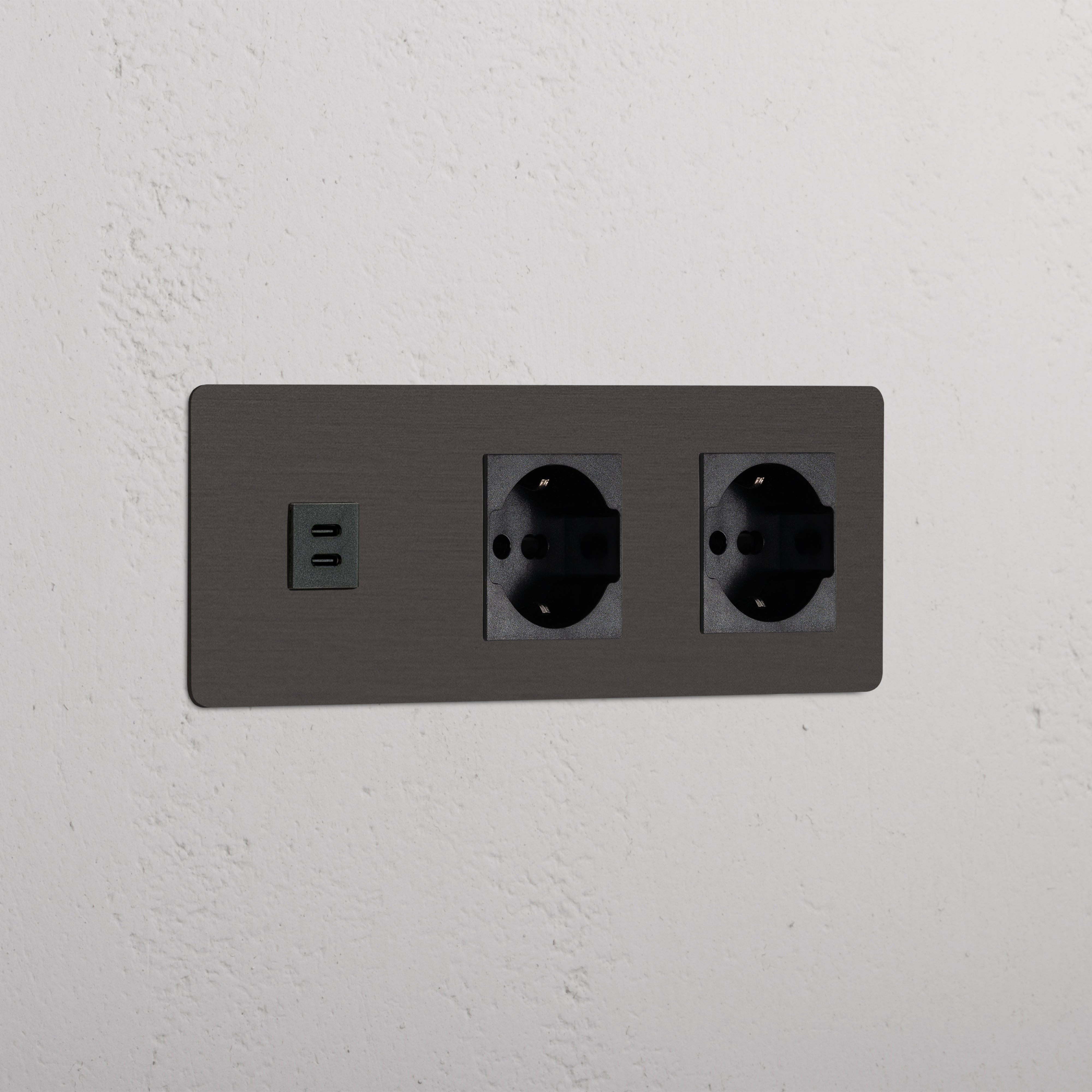Bronze Black panel with Triple USB 30W module and two Schuko/Bipasso sockets for versatile connectivity.