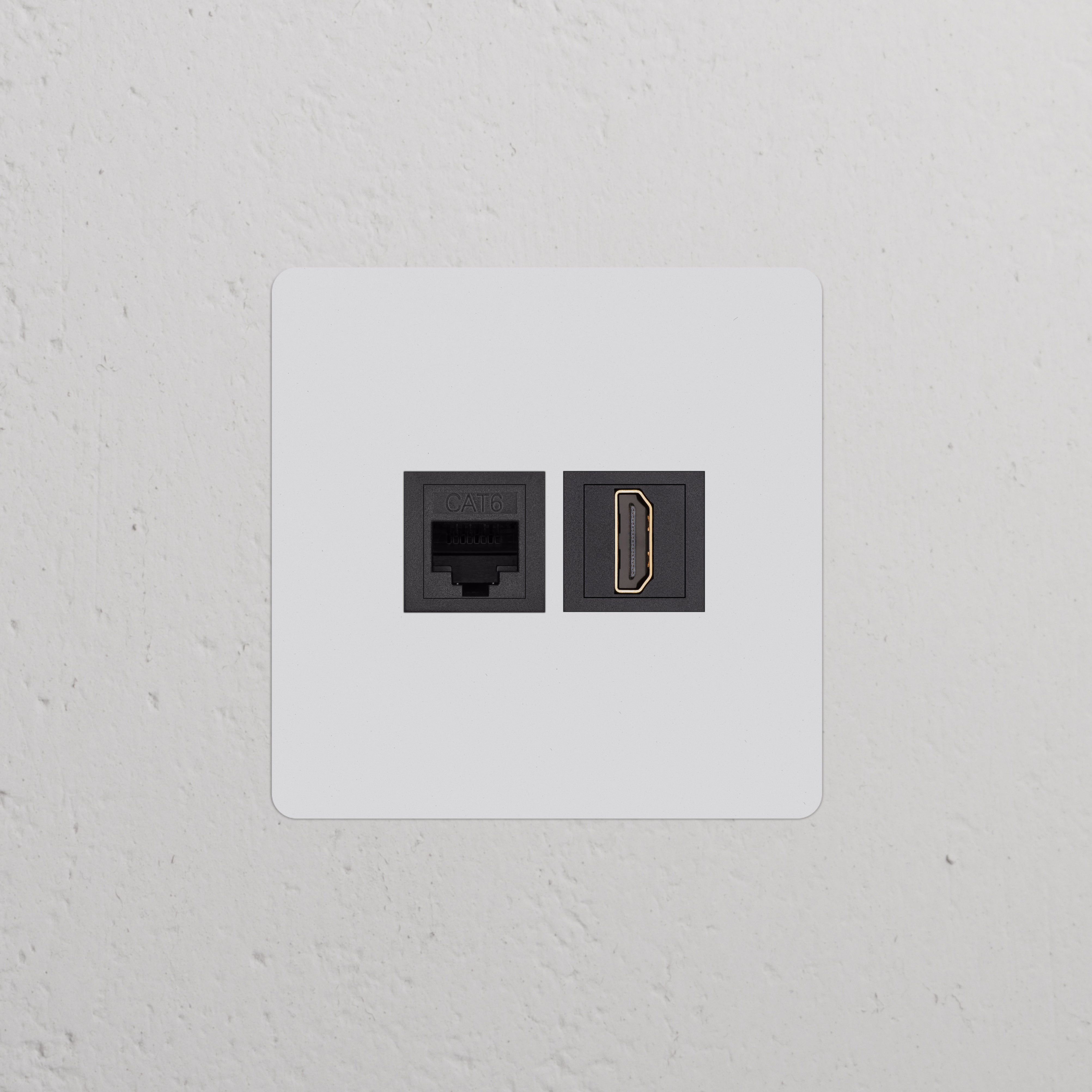 Plaque murale noire avec Prise RJ45 & HDMI (Plaque Simple), offre un design élégant et une connectivité.