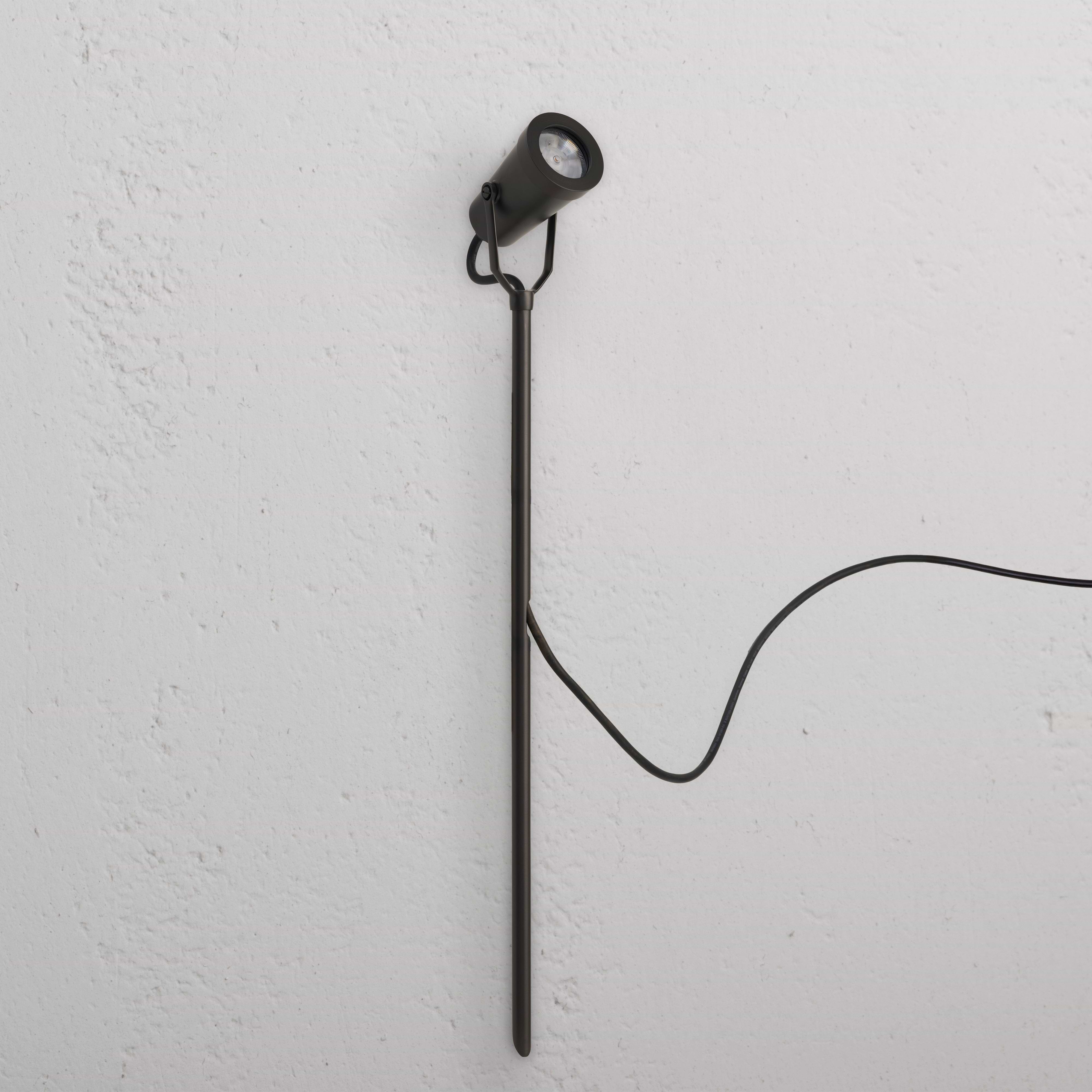 Spot d'extÃ©rieur Cambridge Spot sur Piquet 24V bronze sur piquet, prÃ©sentÃ© sur fond blanc.