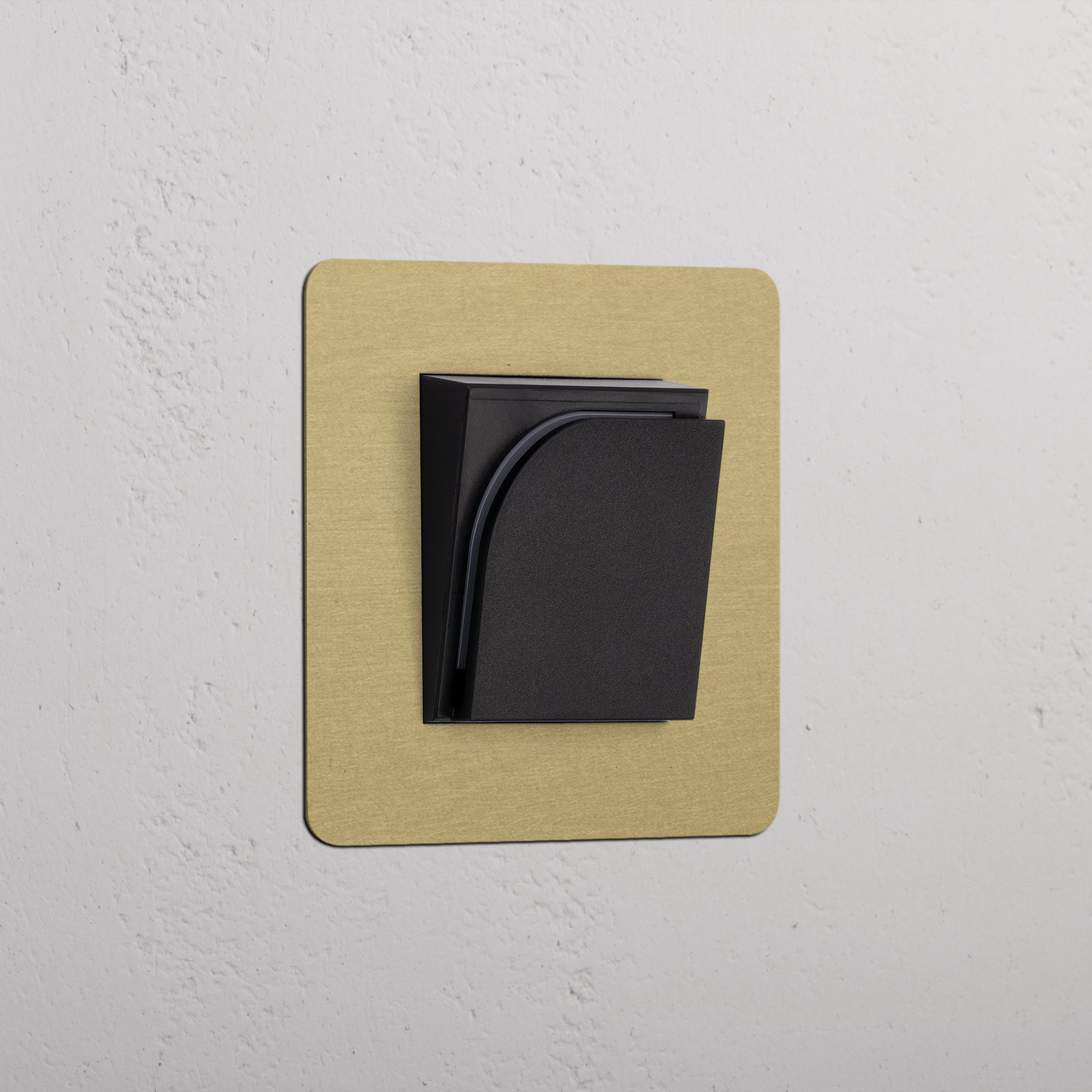Lecteur de carte d'hôtel en laiton sur plaque simple avec insert noir, conçu dans le style Laiton Ancien.