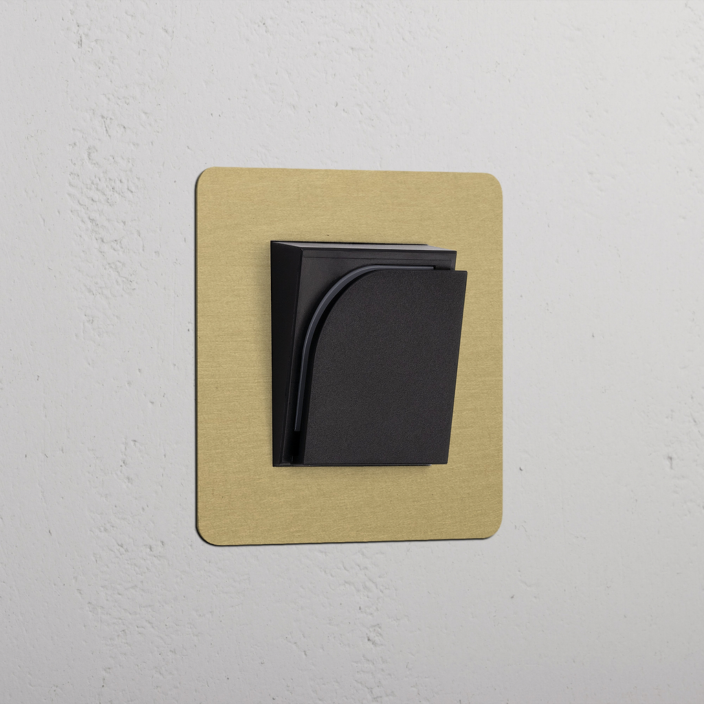 Lecteur de carte d'hôtel en laiton sur plaque simple avec insert noir, conçu dans le style Laiton Ancien.