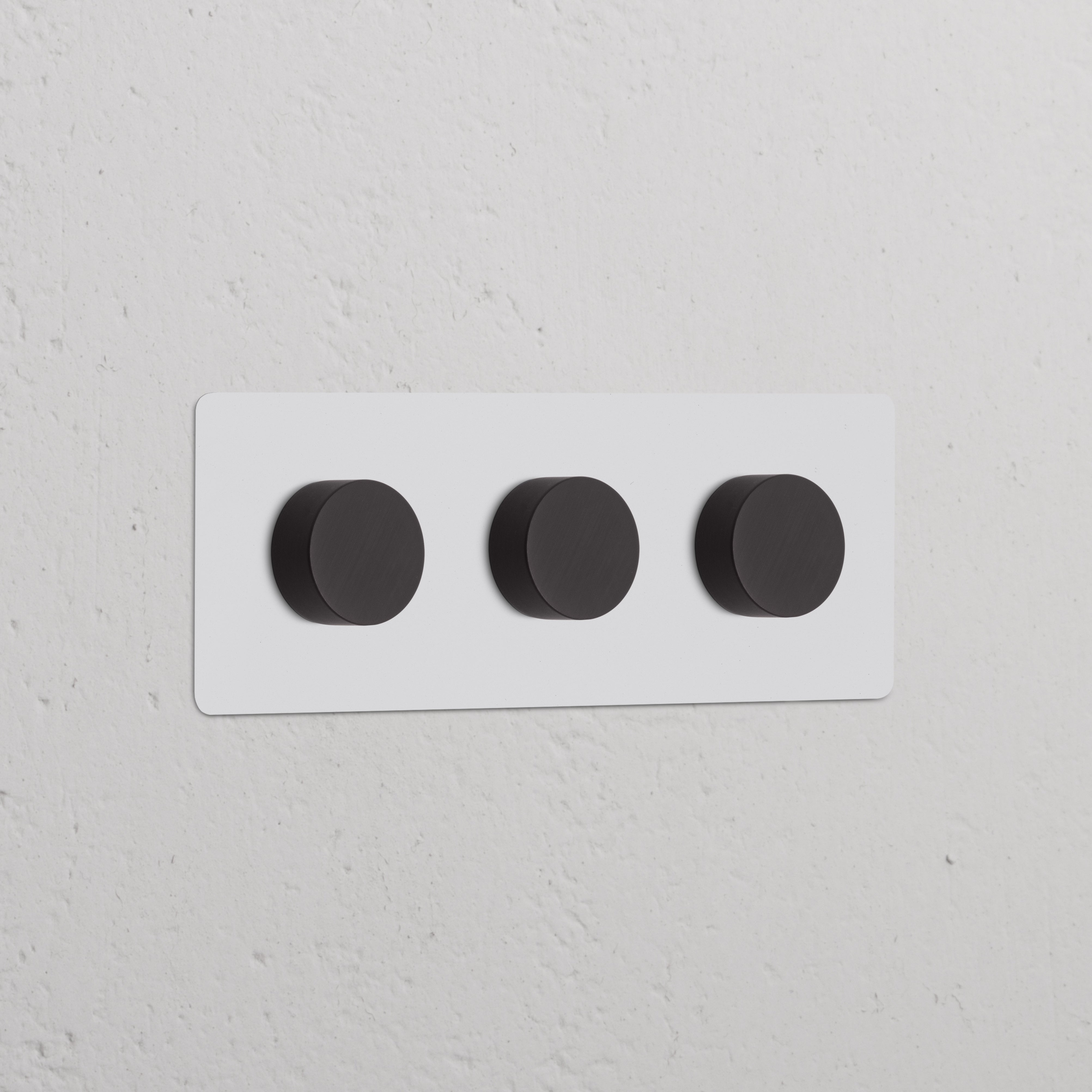 Plaque murale triple en bronze avec trois variateurs multidirectionnels ronds—Variateur Multidirectionnel x3.