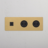 Plaque triple avec deux prises Type E et sortie USB-C 30W en laiton antique avec insert noir.