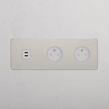 Plaque triple avec deux prises Type E et sortie USB-C 30W, finition nickel poli, insert blanc.