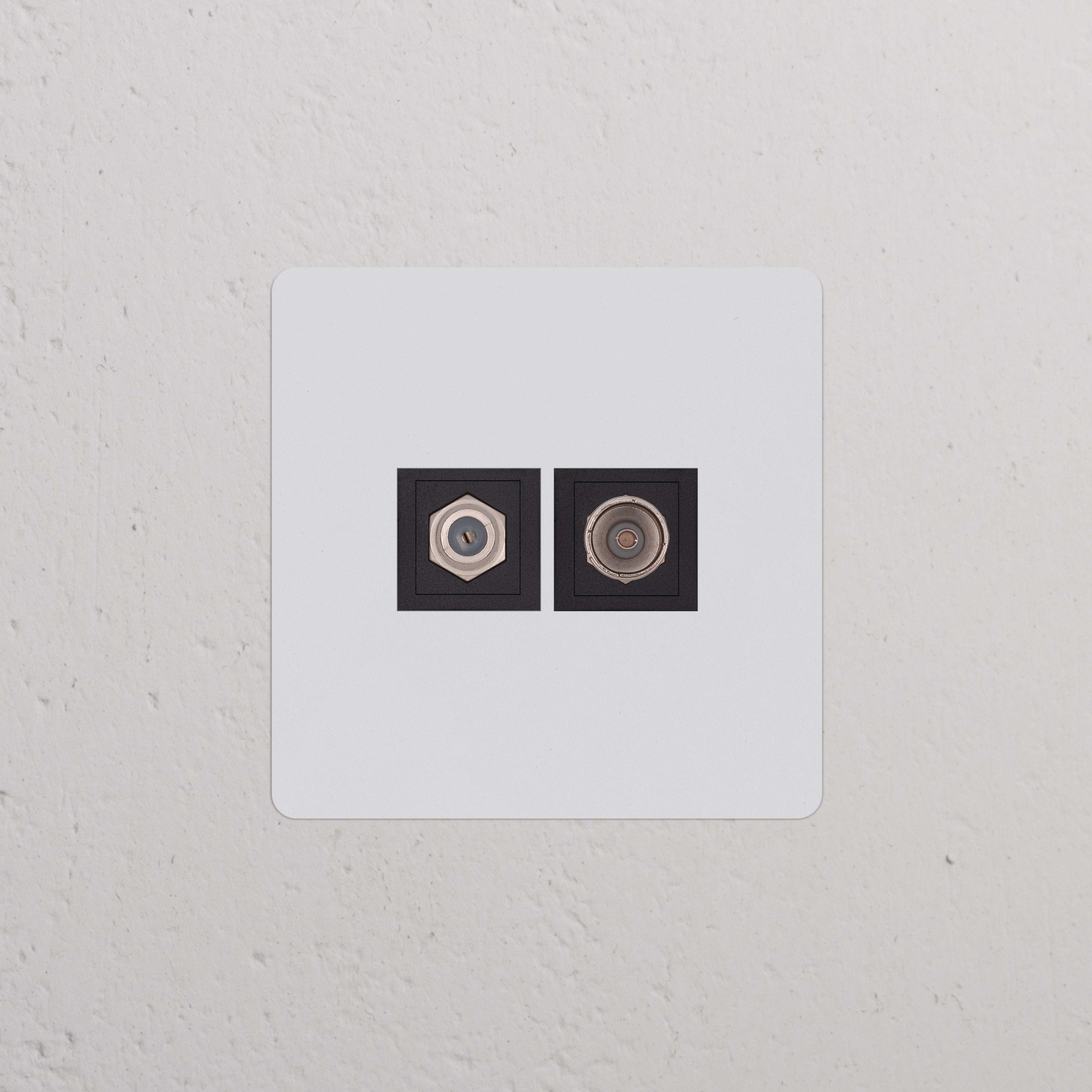 Gros plan d'une prise satellite et TV noire (Plaque Simple) avec connecteurs coaxiaux, Peignable Noir.