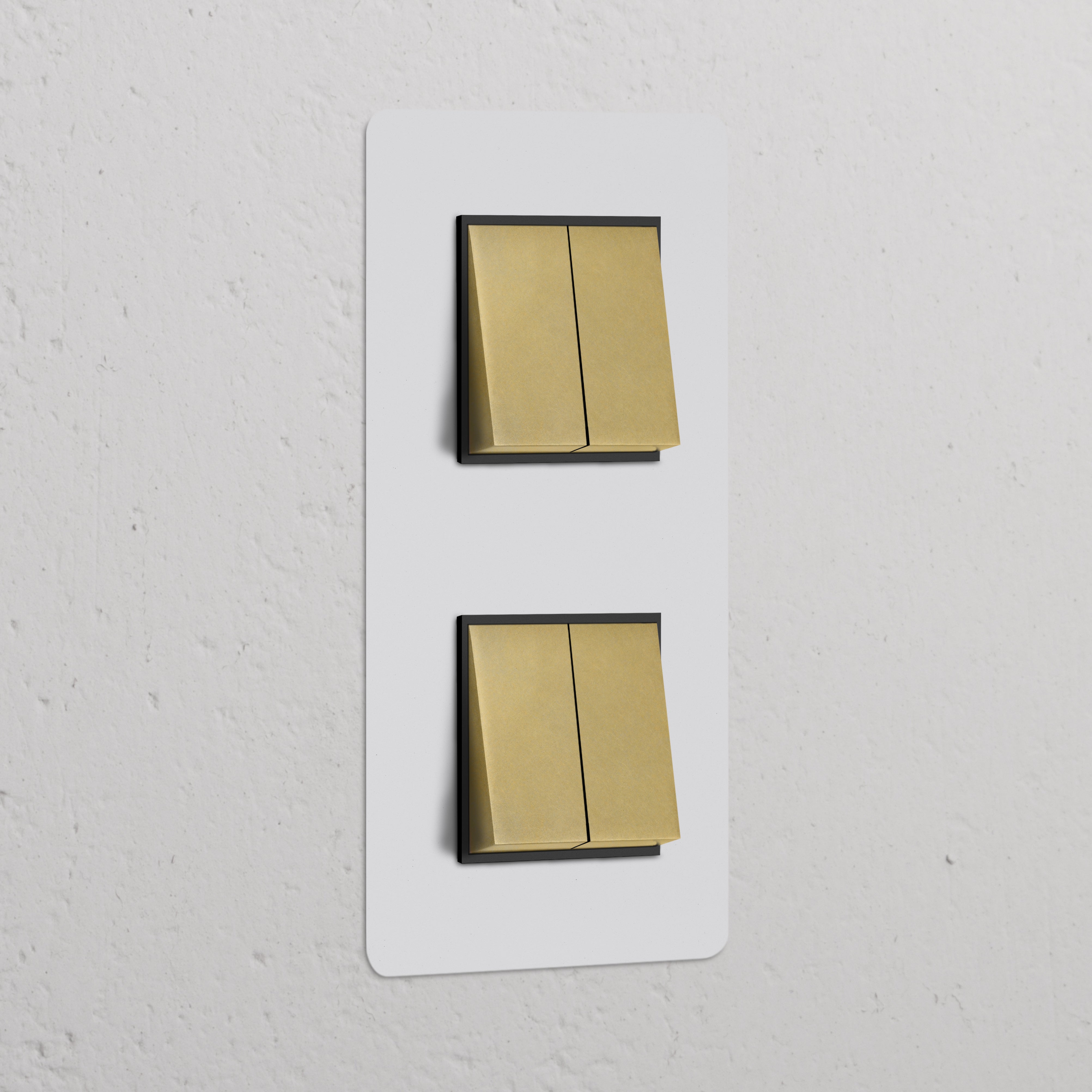 Interrupteur VV Carré x4 Vertical (Plaque Double) en finition laiton avec insert noir sur plaque murale blanche.