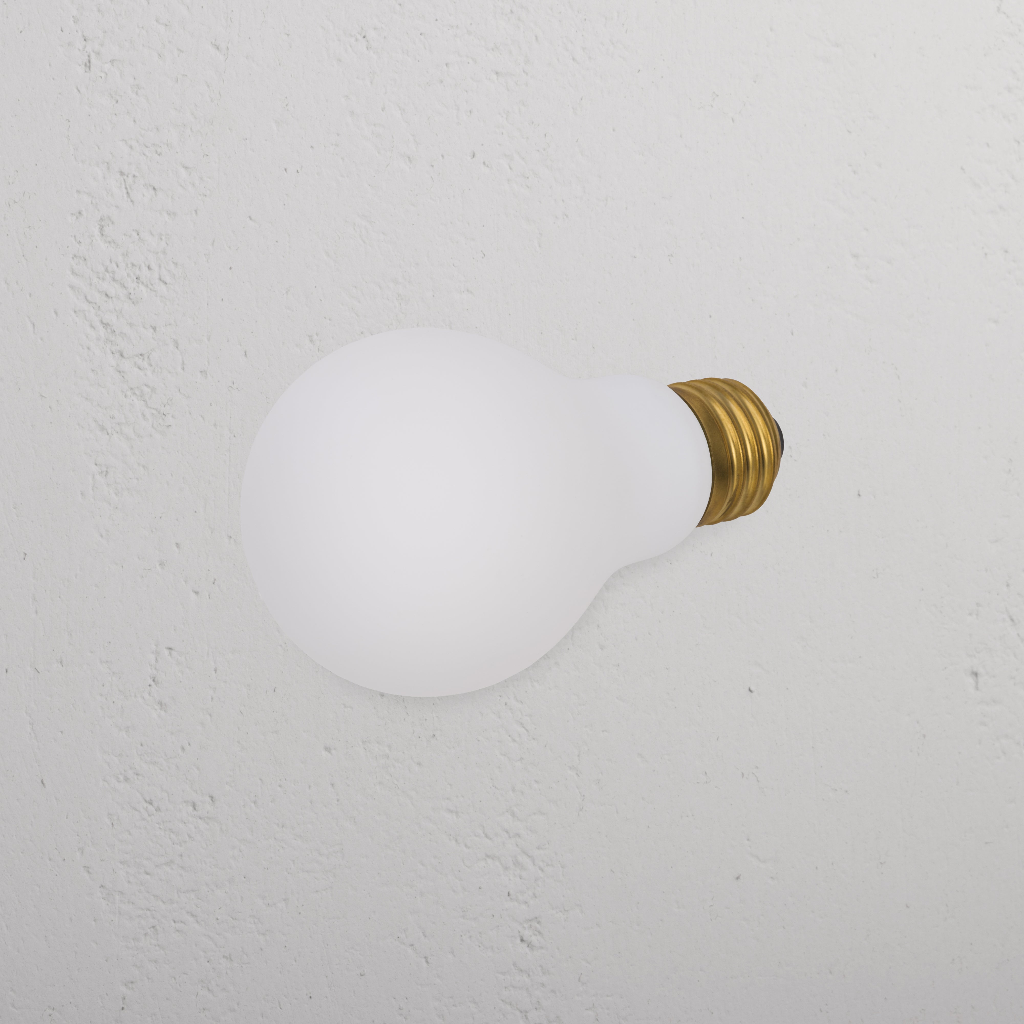 Ampoule LED Mulberry 7W E27, adaptée aux douilles E27, présentée sur une surface blanche texturée.