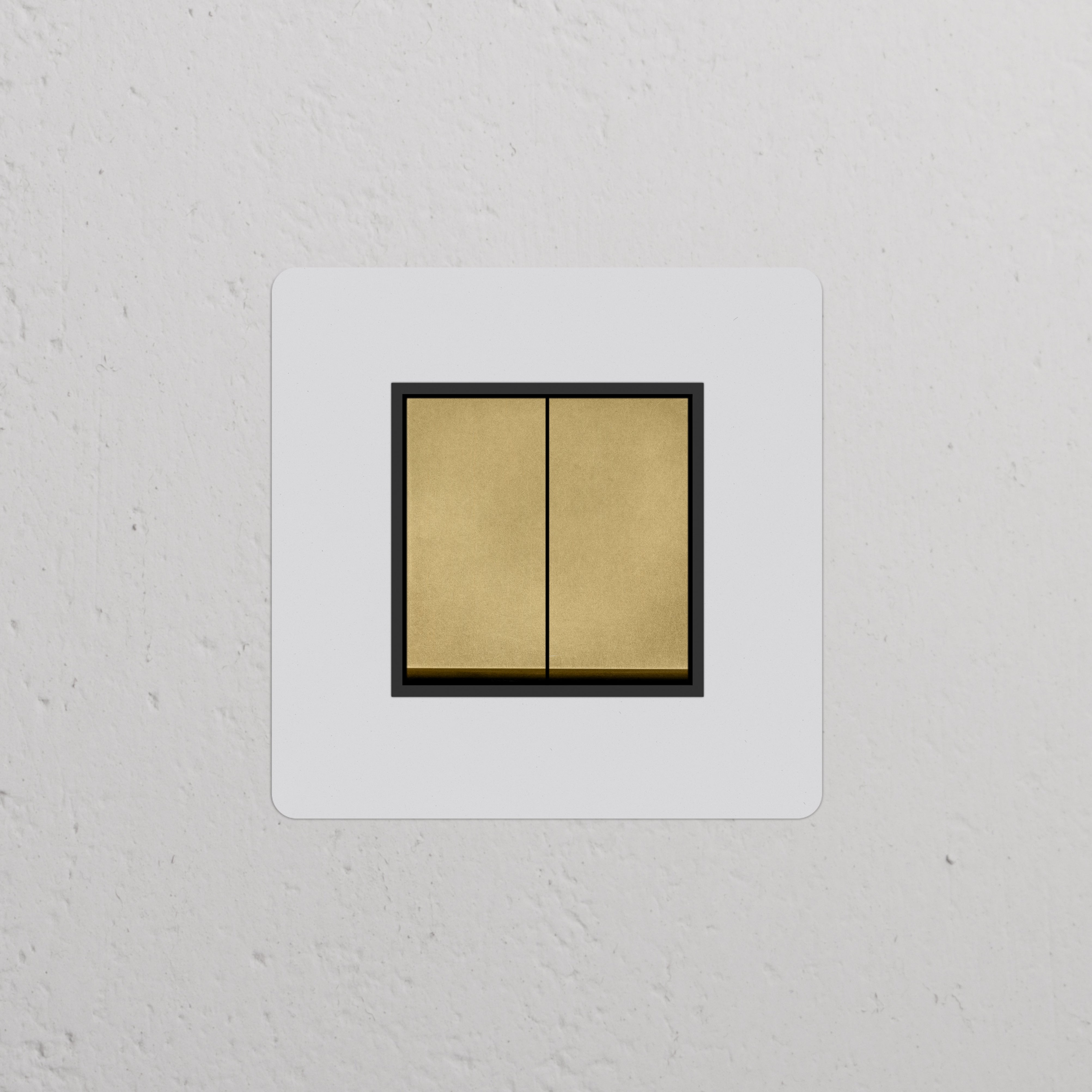 Interrupteur double carré en laiton antique avec insert noir, 'Interrupteur VV Carré x2 (Plaque Simple)'.
