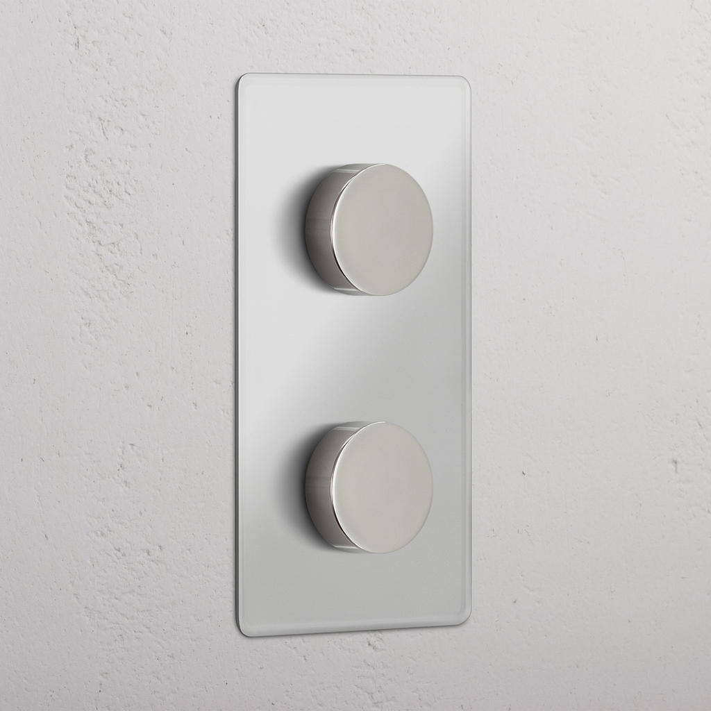 Interrupteur variateur multidirectionnel vertical double en nickel poli avec boutons transparents sur plaque rectangulaire.