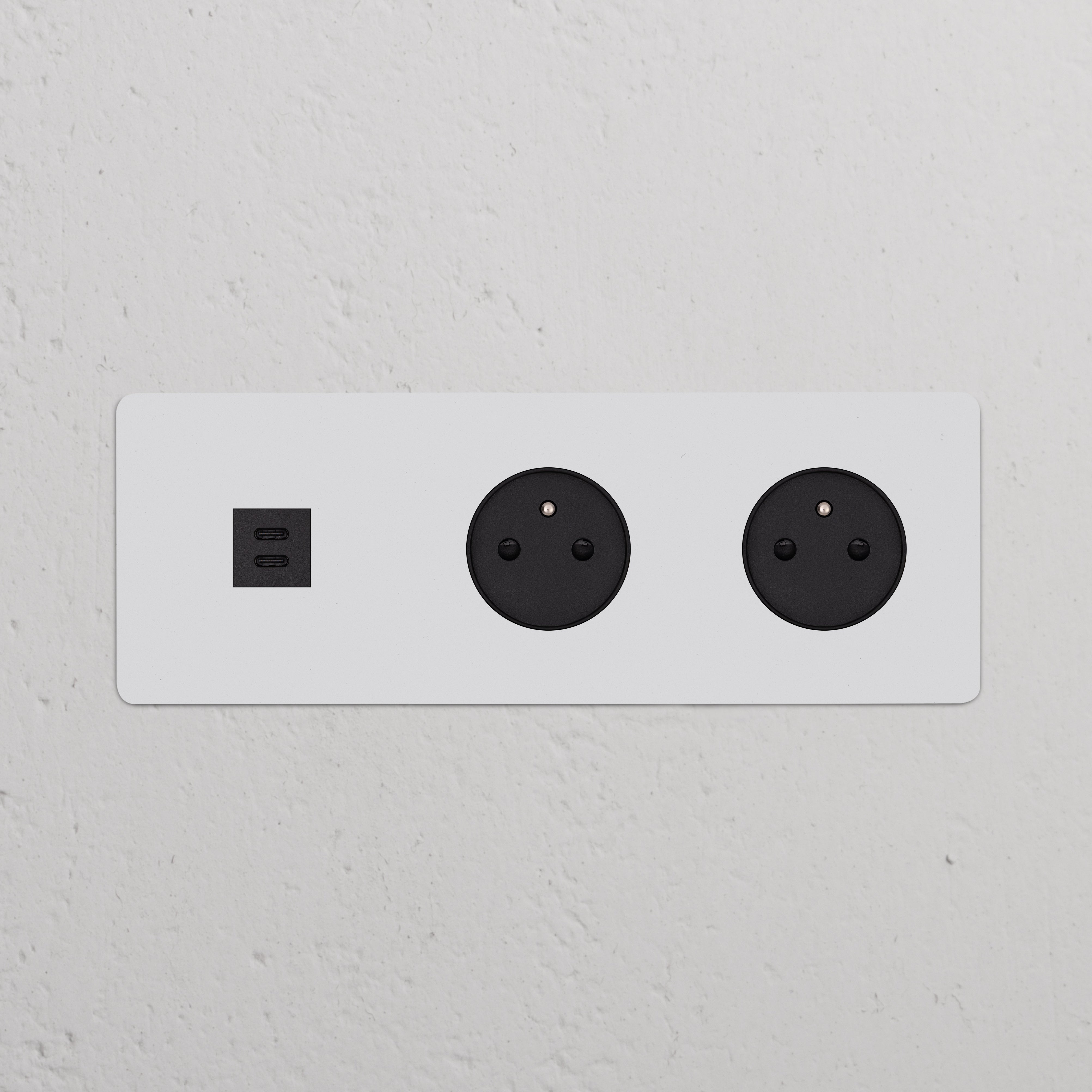 Prise murale triple avec USB-C 30W, prises Type E x2, Insert Peignable Noir dans un design élégant Plaque Triple.