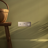 Plaque Triple Nickel Poli avec prise USB-C 30W et deux prises rondes Type E, insert blanc.