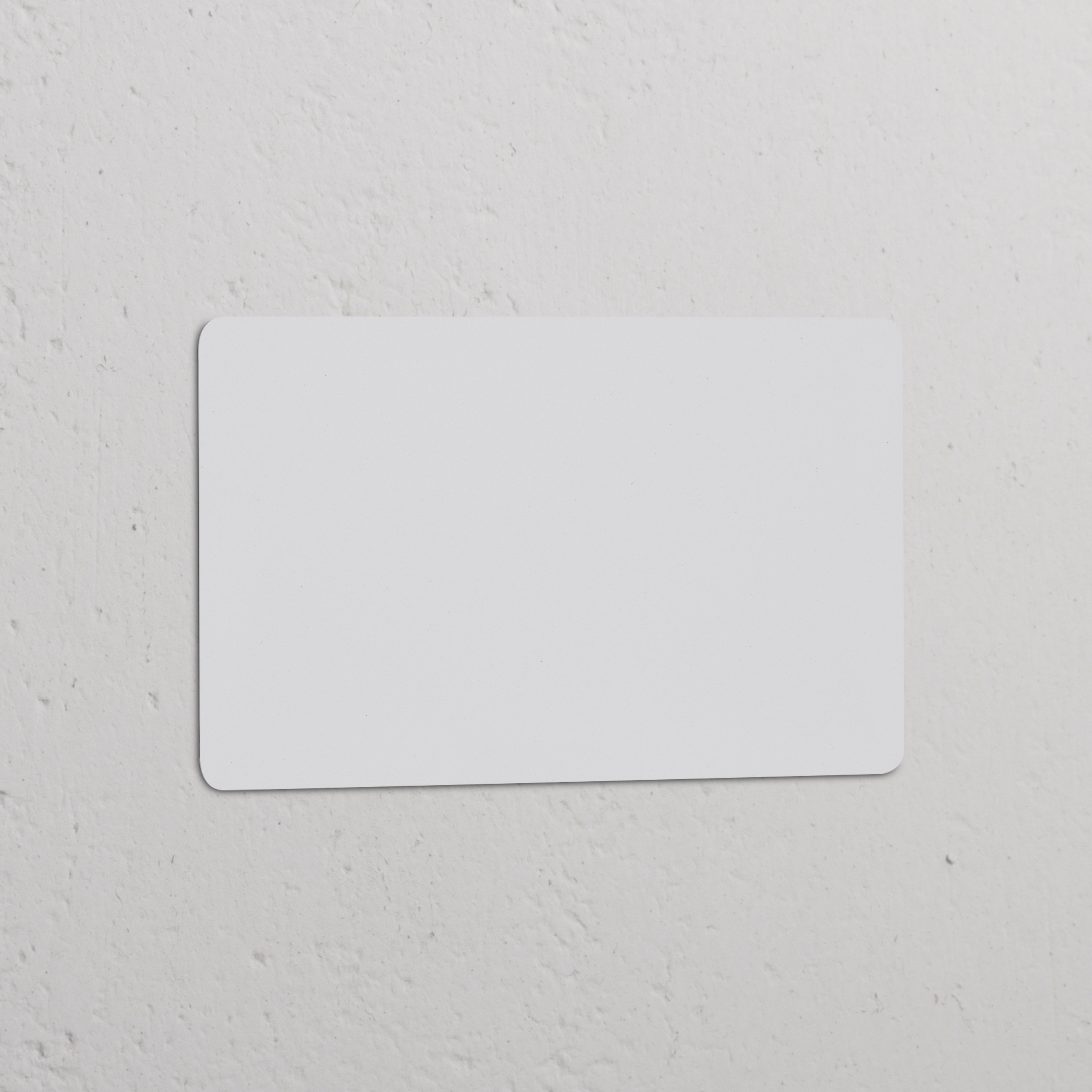 Espelho fechado duplo para tomadas e módulos duplos, pintável, em fundo branco texturizado.