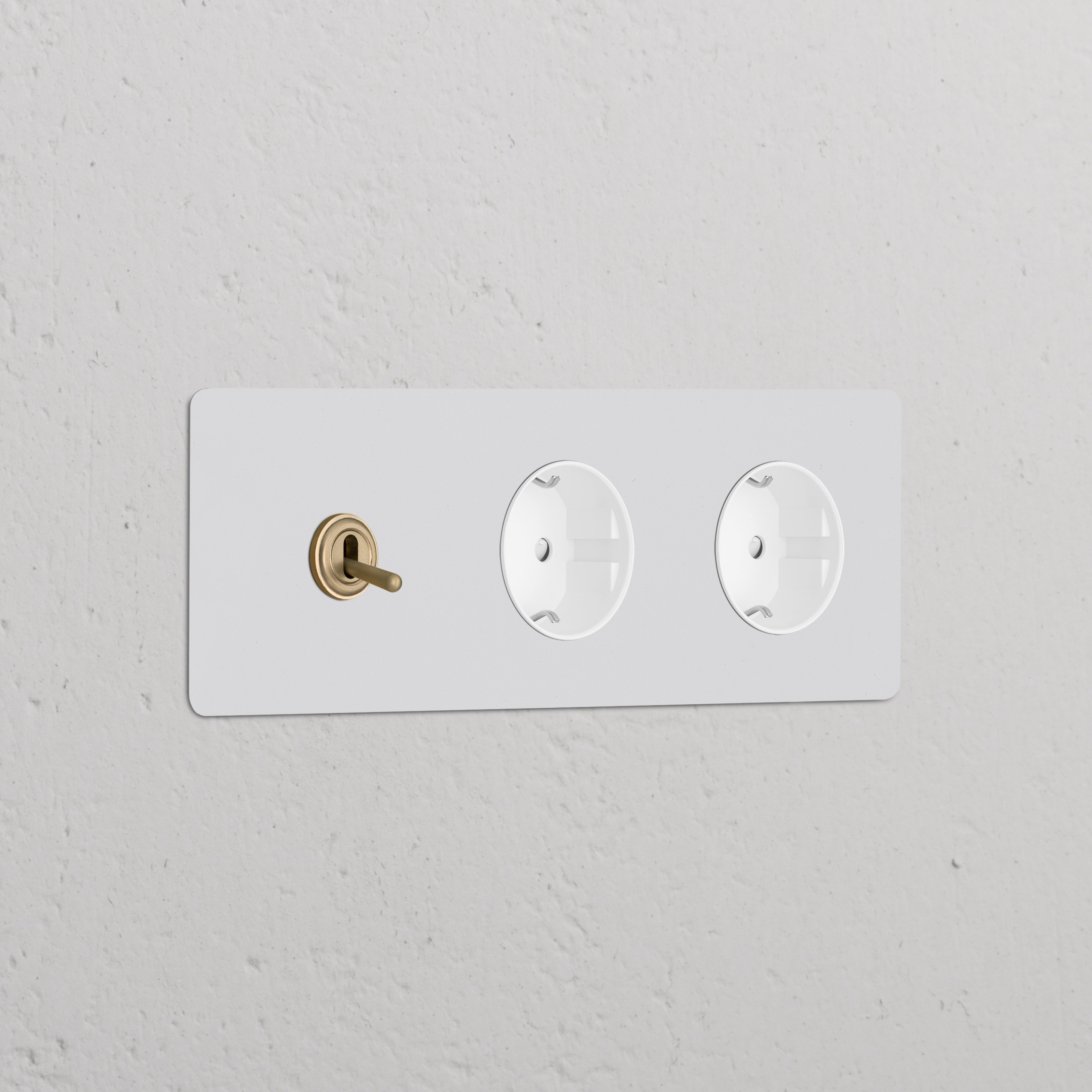 Módulo redondo triplo com interruptor articulado e duas tomadas Schuko Tipo F em latão antigo pintável branco.