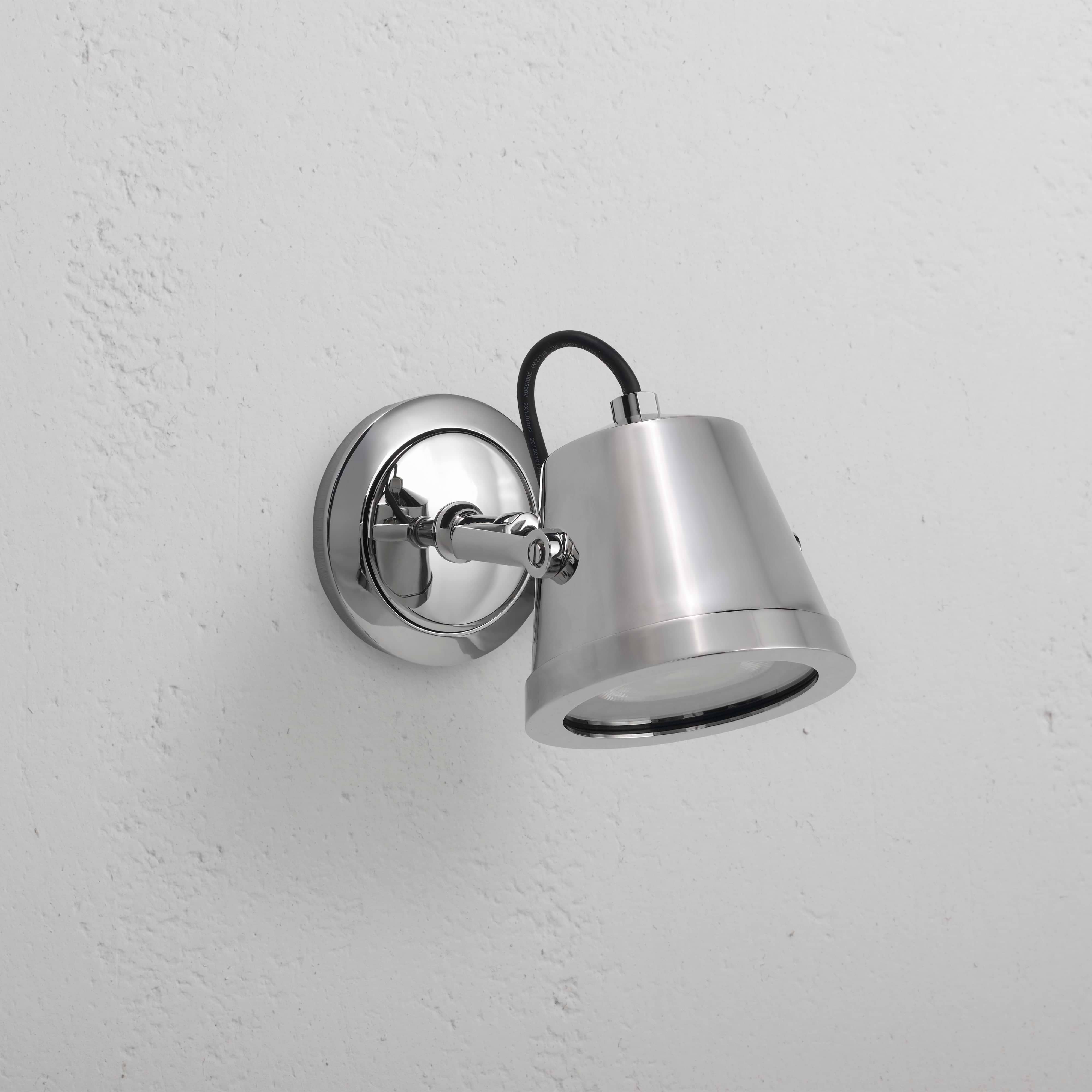 Cambridge Holofote de parede para exterior em NÃƒÂºquel Polido, design ajustÃƒÂ¡vel e instalado na parede.