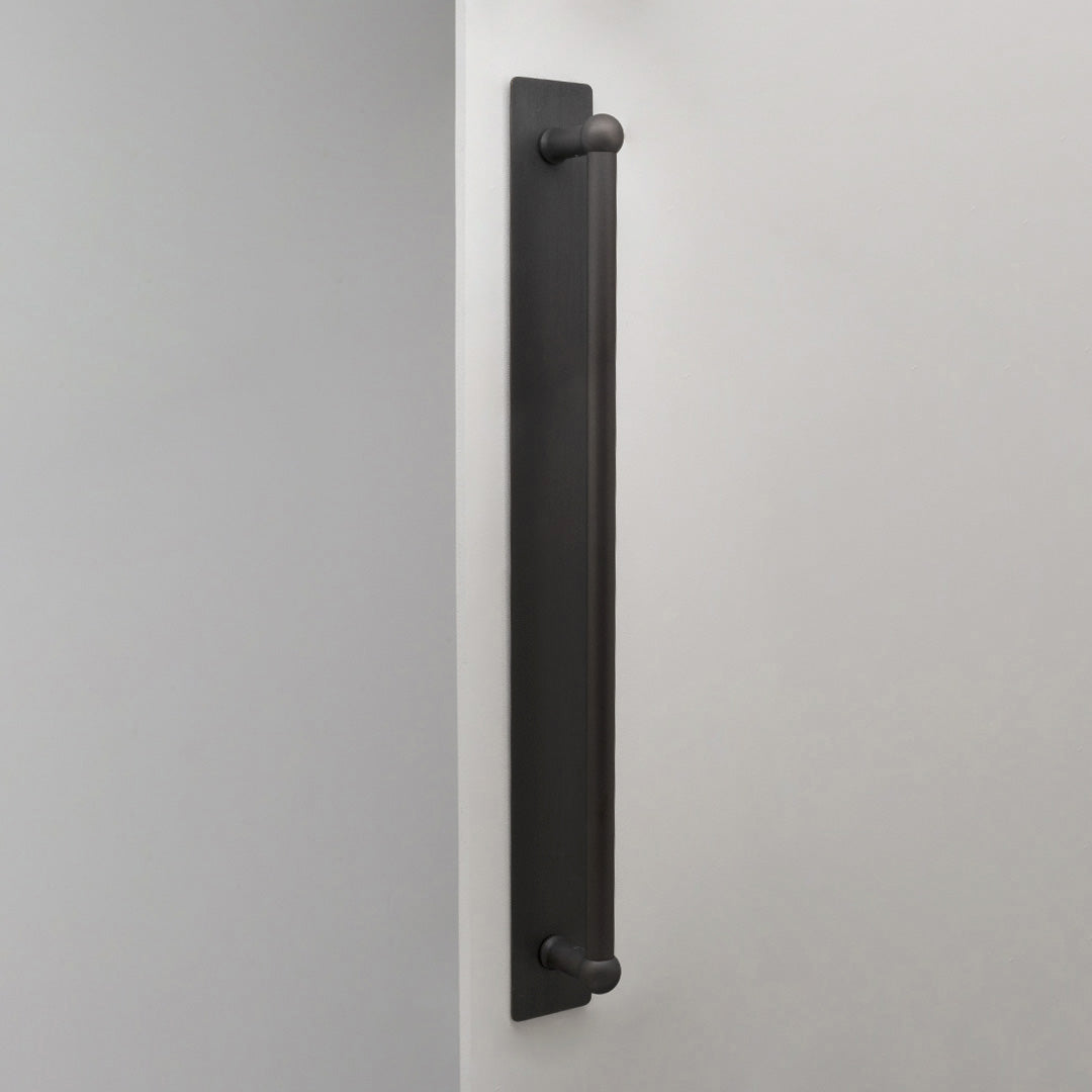 Puxador de porta individual com espelho Harper Bronze 50 cm em fundo branco