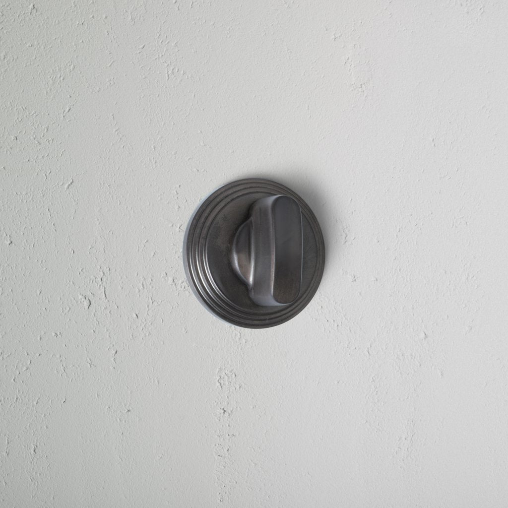 Trinco rotativo Warwick Bronze em fundo branco