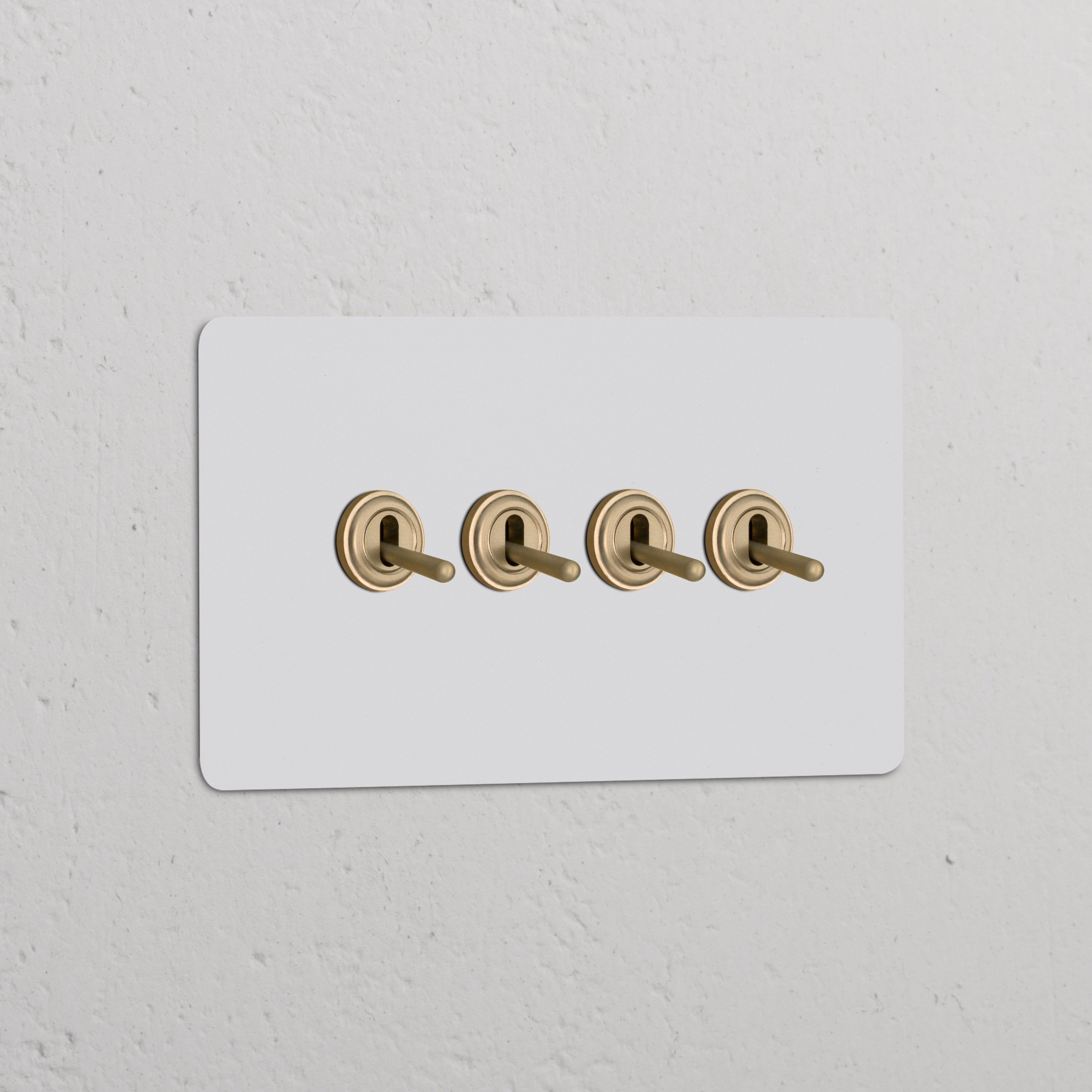 Interruptor articulado de quatro vias duplo em latão antigo pintável montado em painel branco na parede.