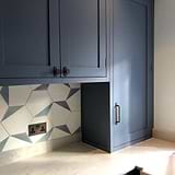 Puxador para móveis Kilburn Bronze em armários de cozinha azuis
