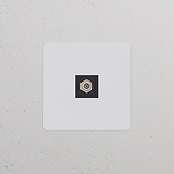 Módulo satélite individual pintável preto para tomadas e módulos, com conector metálico central.